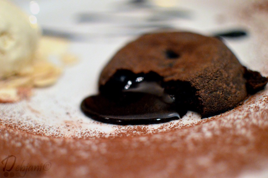 Tortino caldo di cioccolato fondente con geleto alla vaniglia at La Cucina Hyatt