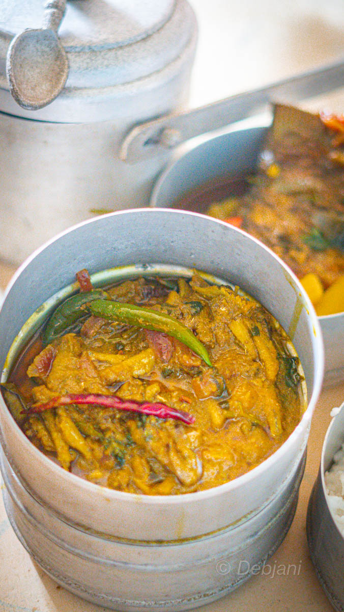 %Morola maach-er tel chorchori kancha aam diyr recipe recipe Debjanir rannaghar