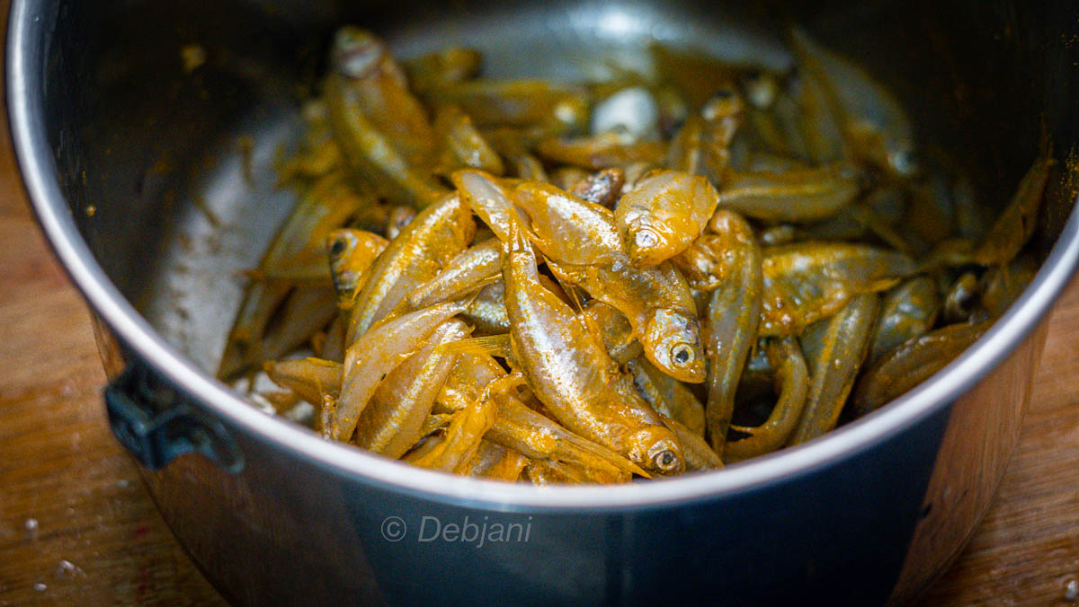 %bengali mourola maacher tel chorchori kancha aam diyr recipe recipe Debjanir rannaghar (3)