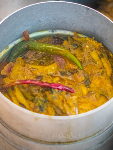 %mourola maach-er chorchori kancha aam diyr recipe recipe Debjanir rannaghar
