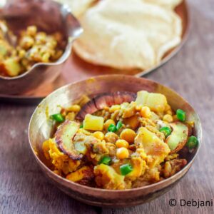 Narkel diye Niramish Ghugni or Bengali Yellow Peas Curry