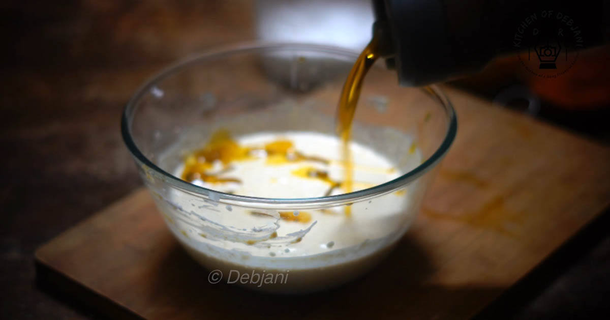 %adding mustard oil to the bhapa bhetki gravy base Debjanir Rannaghar