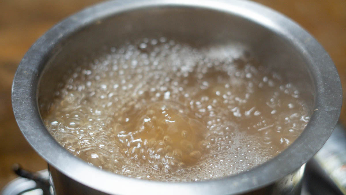 %boil guava juice to make jelly