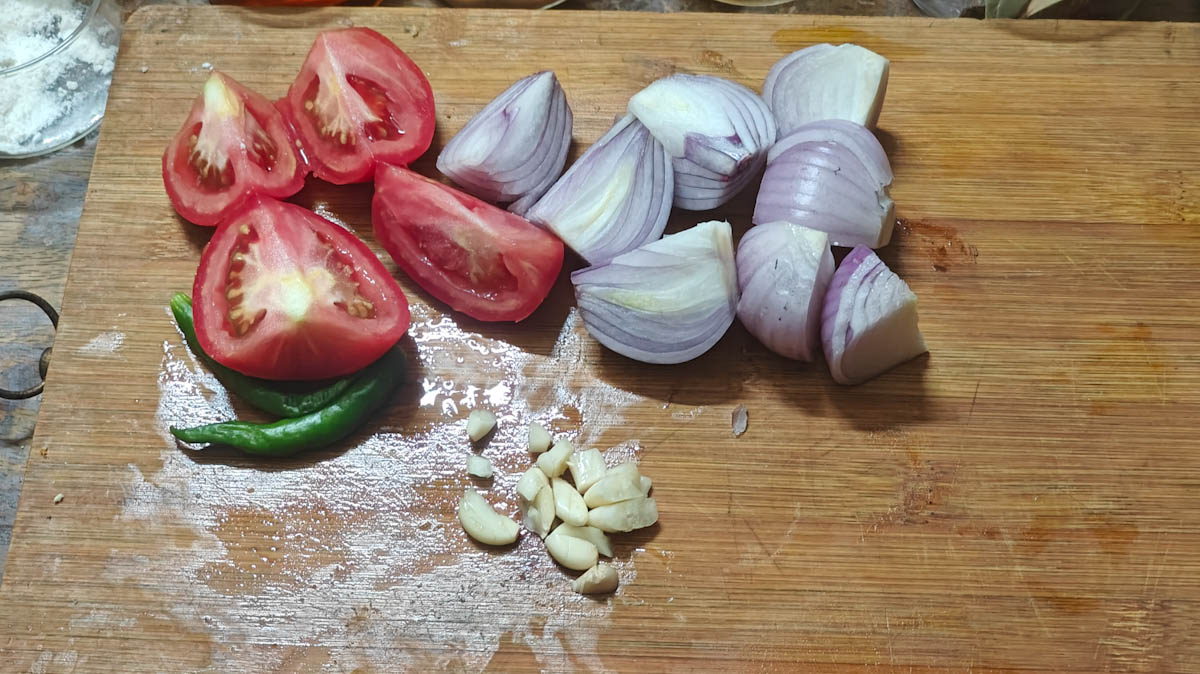 %cut onion, tomato and green chilli