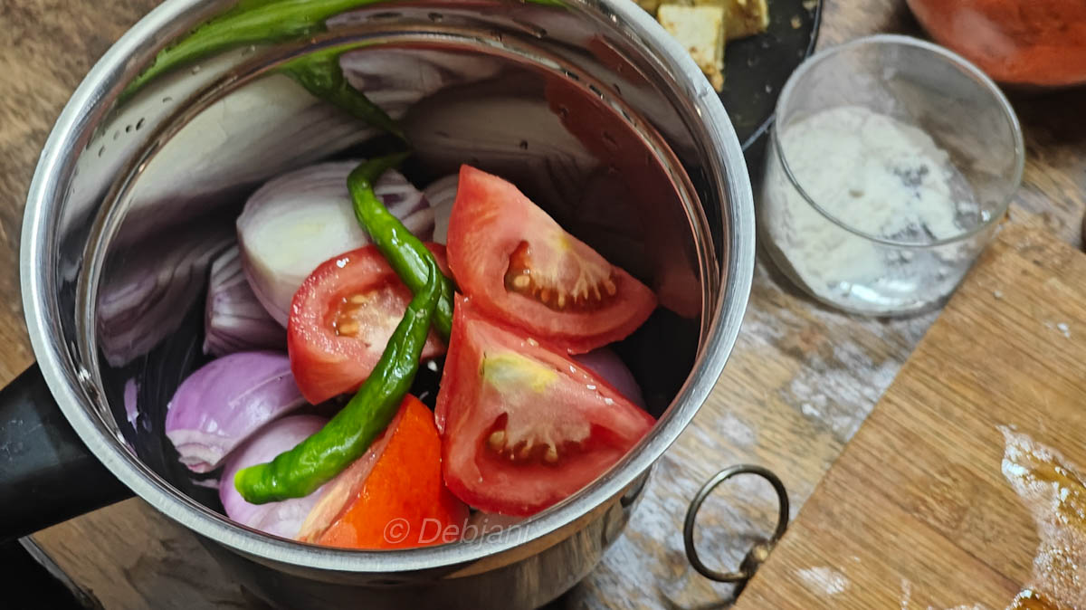 %make a paste of onion, tomato and green chilli
