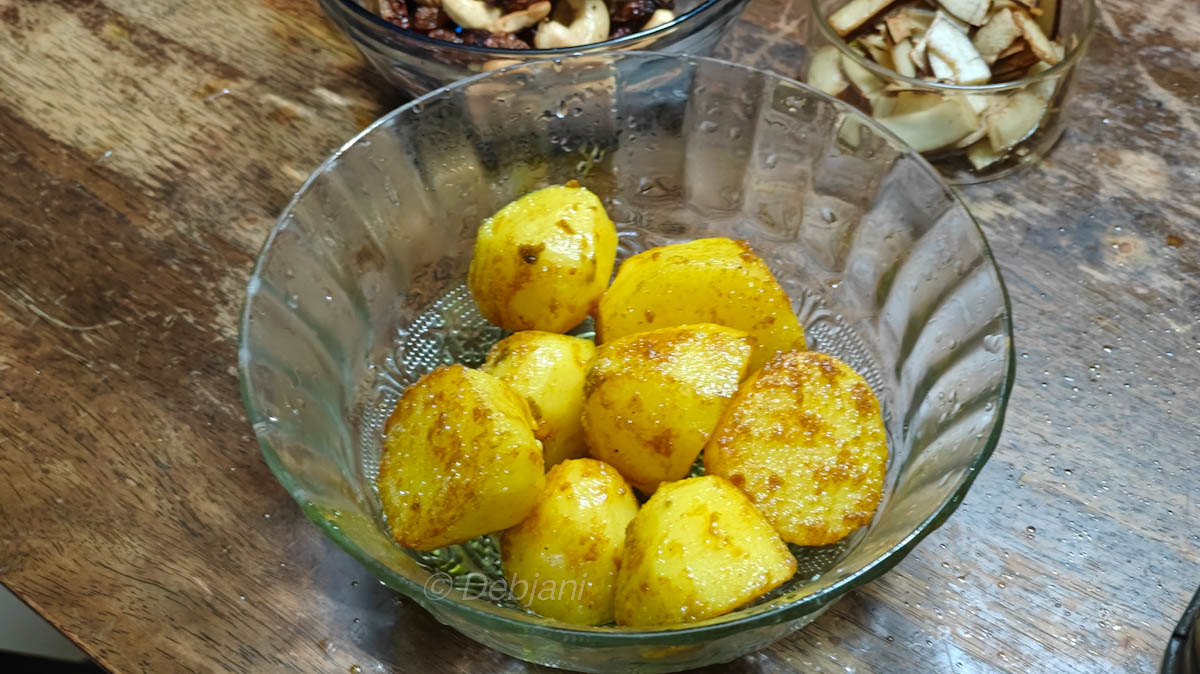 Niramish Khichuri Cooking process step 11 - frying marinated potatoes