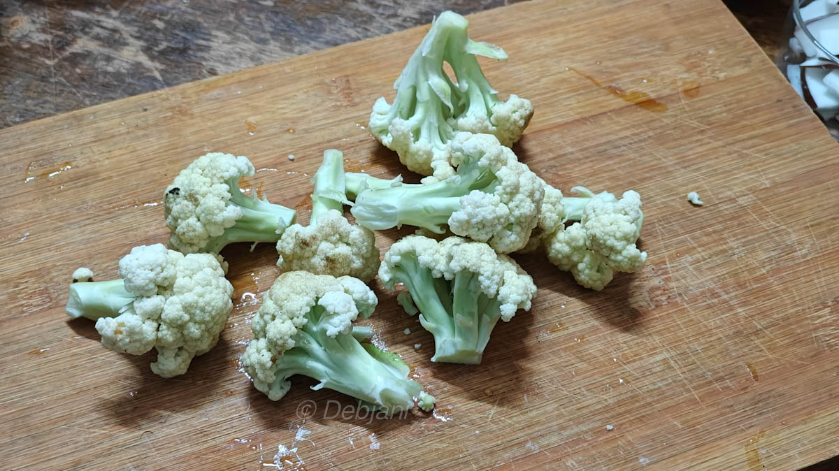 %Niramish Khichuri Cooking process step 4 - cutting cauliflower