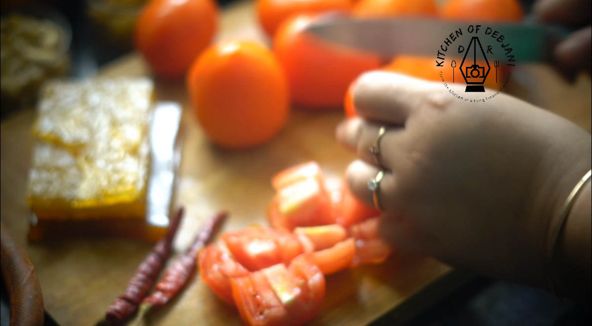 %bengali amsotto khejur tomator chutney recipe step 1 debjanir rannaghar