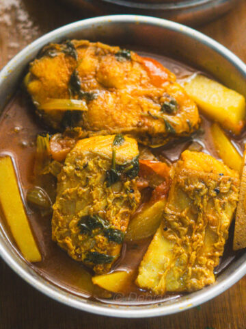 %macher jhol piyaj aloo tomato dhonepata diye recipe debjanir rannaghar