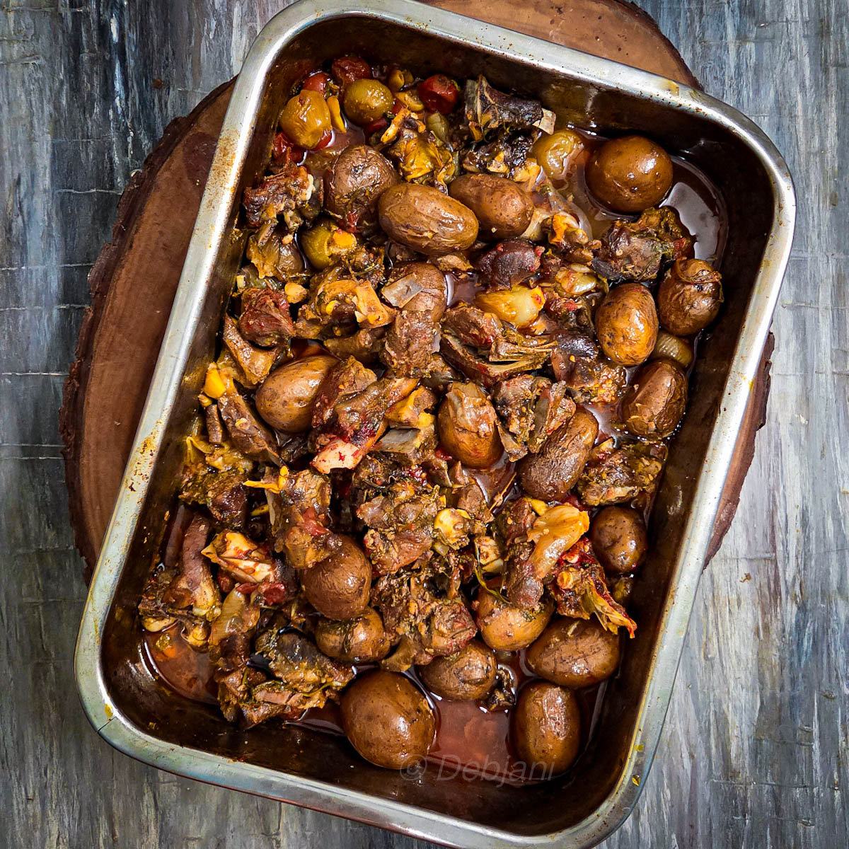 %Lamb roast with vegetables, fresh herbs and gravy recipe