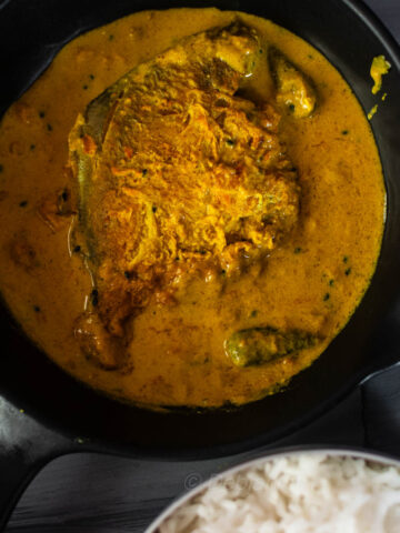 %Pomfret Maach-er Jhal Shorshe Posto diye recipe debjanir rannaghar