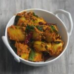 %sukno aloo-r torkari curry pata motorshuti diye bengali sabzi debjanir rannaghar