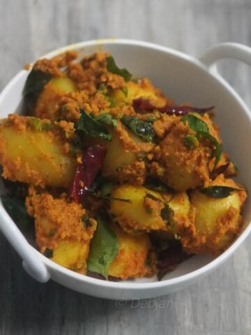 %sukno aloo-r torkari curry pata motorshuti diye bengali sabzi debjanir rannaghar