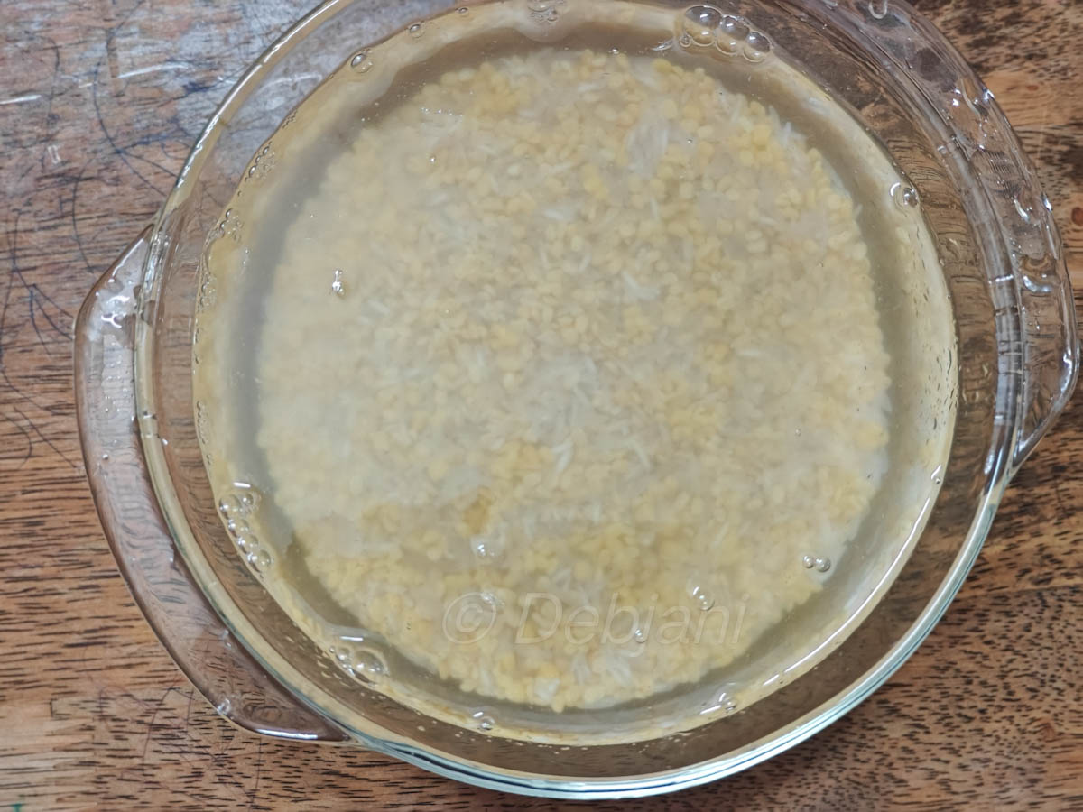 %soaking rice and lentil to cook simple khichuri