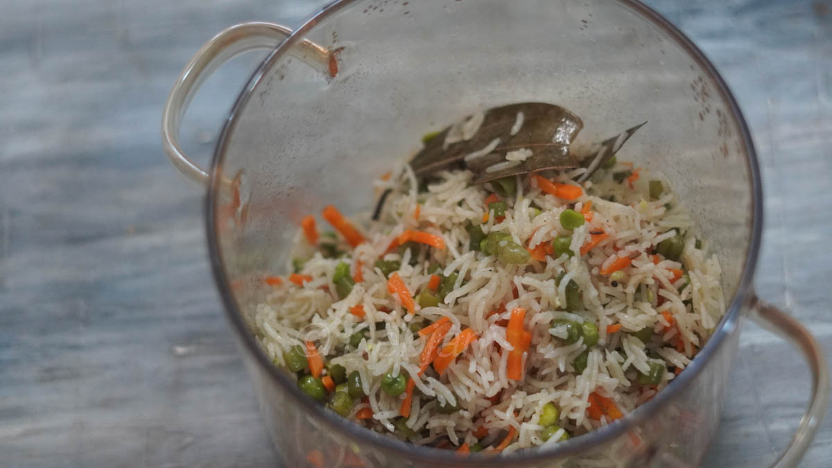 %how to cook vegetable pulao in a microwave recipe step debjanir rannaghar