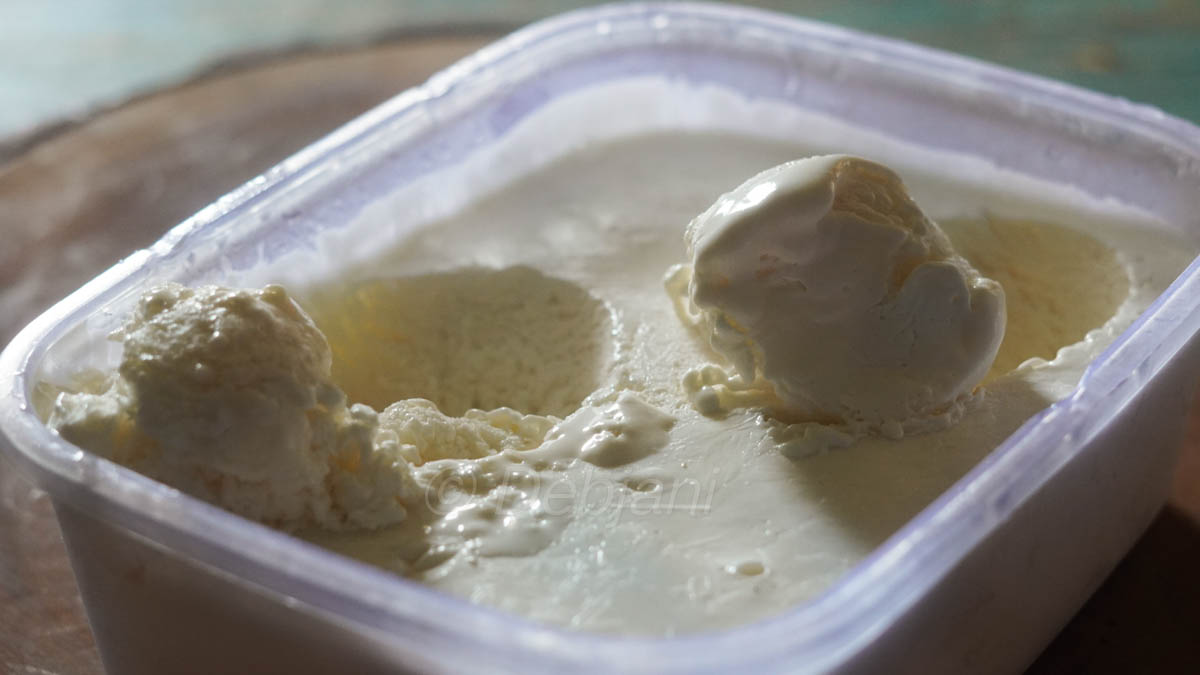 %eggless vanilla ice cream in an ice cream maker recipe debjanir rannaghar