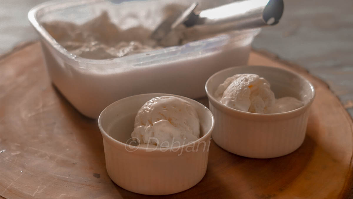 %eggless vanilla ice cream in an ice cream maker recipe debjanir rannaghar